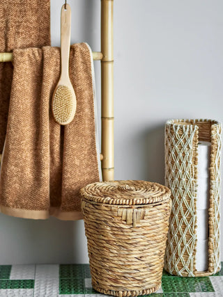 Mand waterhyacint nature Peri van Bloomingville, toegepast in een sfeervolle interieursetting