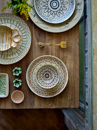 Marlem dienblad tussen kleurrijk servies op een gedekte tafel