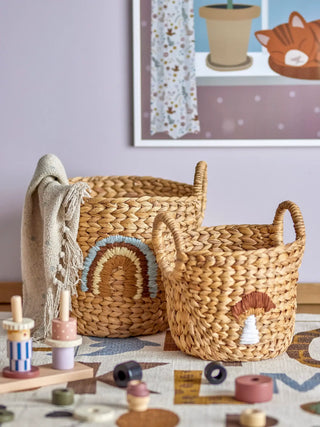 Agnes mandenset waterhyacint naturel 32cm van Bloomingville Mini, in een gestileerde detailopstelling