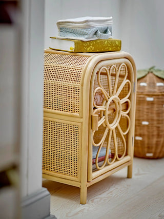 Anuke kast rotan naturel 47cm van Bloomingville Mini, van opzij met verhoudingen en constructie zichtbaar