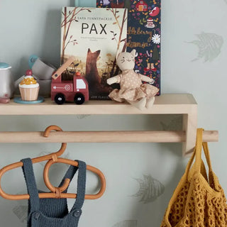 Aranya kledinghanger rattan naturel van Bloomingville Mini, aan de achterzijde met afwerking zichtbaar