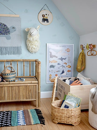 Aranya kledinghanger rattan naturel van Bloomingville Mini, in een gestileerde detailopstelling, als aanvullende beeldvariant