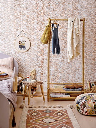 Aranya kledinghanger rattan naturel van Bloomingville Mini, in een gestileerde productopstelling