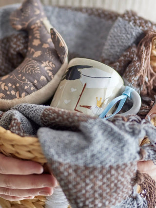 Bambino beker aardewerk beige van Bloomingville Mini, in een gestileerde detailopstelling