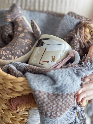 Bambino beker aardewerk beige van Bloomingville Mini, in een gestileerde productopstelling