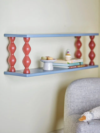 Bibiola wandplank hout blauw 80cm van Bloomingville Mini, toegepast in een sfeervolle interieursetting