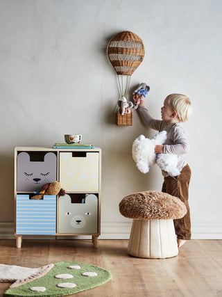 Boekenkast met 4 lades Calle van Bloomingville Mini, toegepast in een sfeervolle interieursetting