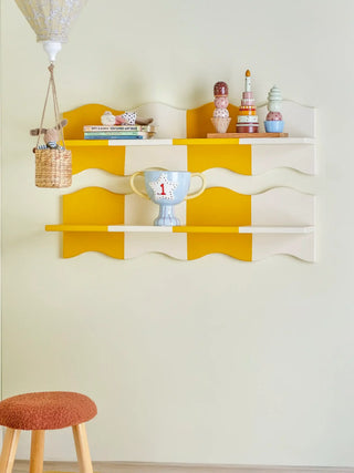 Bubbi wandplank hout geel van Bloomingville Mini, in een gestileerde detailopstelling