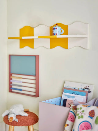 Bubbi wandplank hout geel van Bloomingville Mini, toegepast in een sfeervolle interieursetting