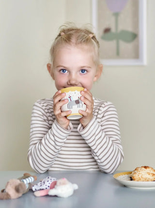 Celebrate beker aardewerk geel - 150ml van Bloomingville Mini, toegepast in een sfeervolle interieursetting
