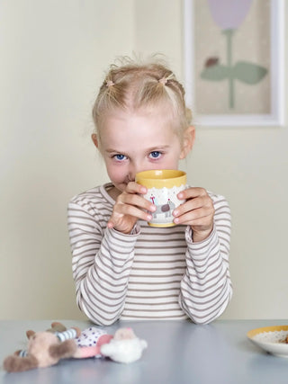 Celebrate beker aardewerk geel - 150ml van Bloomingville Mini, geplaatst in een ruimtelijke woonomgeving