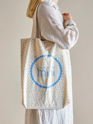 Celebrate shopper katoen blauw van Bloomingville Mini, gedragen met formaat en hengsels duidelijk zichtbaar