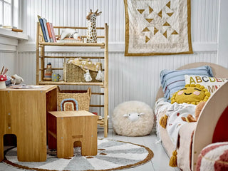 Charli bed bruin van Bloomingville Mini, gepresenteerd in een natuurlijke buitenomgeving