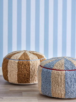 Charoline poefs van Bloomingville Mini in beige en blauw in een speelse interieursetting