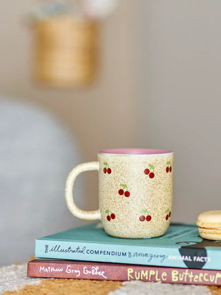 Cherry mok aardewerk roze - 170ml van Bloomingville Mini, toegepast in een sfeervolle interieursetting