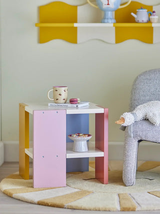 Coloria kindertafel blauw 35cm van Bloomingville Mini, toegepast in een sfeervolle interieursetting