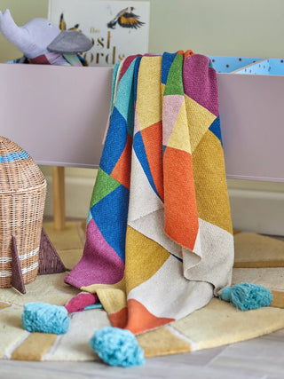 Colorine plaid gerecycled katoen multicolor 130x160cm van Bloomingville Mini, toegepast in een sfeervolle interieursetting