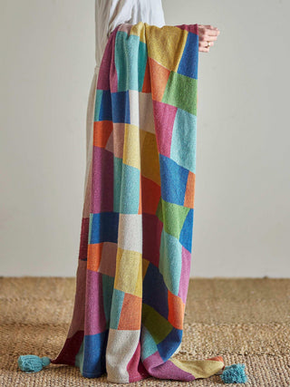 Colorine plaid gerecycled katoen multicolor 130x160cm van Bloomingville Mini, toegepast in een stijlvolle woonkamer