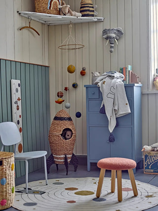 Cosmina mand zeegras naturel 68cm van Bloomingville Mini, gepresenteerd in een natuurlijke buitenomgeving