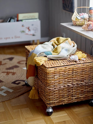Dinne vloerkleed jute bruin 130cm van Bloomingville Mini, aan de achterzijde met afwerking zichtbaar
