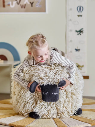 Dolly poef wol wit 43cm van Bloomingville Mini, toegepast in een sfeervolle interieursetting