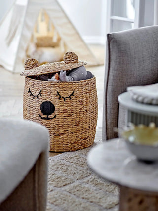 Dolma mand met deksel waterhyacint naturel van Bloomingville Mini, toegepast in een sfeervolle interieursetting