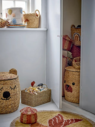 Dolma mand met deksel waterhyacint naturel van Bloomingville Mini, in een gestileerde productopstelling