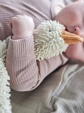 Gaspard knuffel polyester wit 20cm van Bloomingville Mini, gepresenteerd in een natuurlijke buitenomgeving
