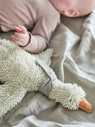 Gaspard knuffel polyester wit 20cm van Bloomingville Mini, toegepast in een sfeervolle interieursetting