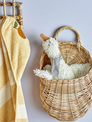Gaspard knuffel polyester wit 20cm van Bloomingville Mini, geplaatst in een ruimtelijke woonomgeving