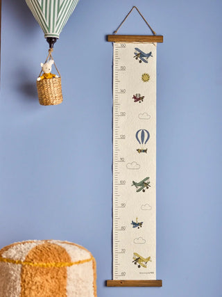 Groeimeter papier blauw 114cm van Bloomingville Mini, toegepast in een sfeervolle interieursetting