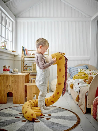 Ibber knuffel katoen oranje 184cm van Bloomingville Mini, toegepast in een sfeervolle interieursetting
