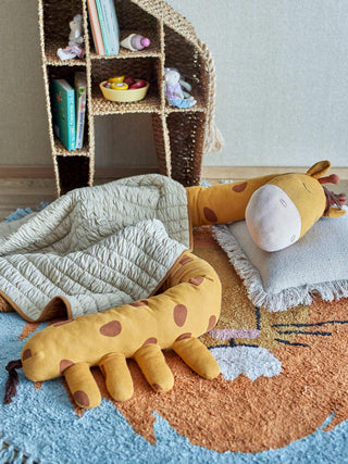 Ibber knuffel katoen oranje 184cm van Bloomingville Mini, in een gestileerde productopstelling