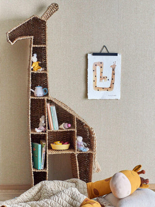 Kalu boekenkast bankuan gras naturel 148cm van Bloomingville Mini, van opzij met verhoudingen en constructie zichtbaar