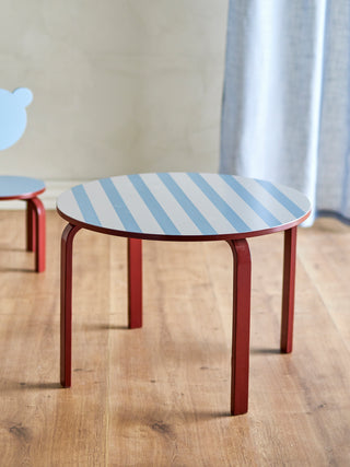 Kindertafel Liova Ø65×45 cm van Bloomingville Mini, toegepast in een sfeervolle interieursetting