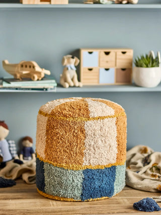 Kio poef katoen multicolor 35cm van Bloomingville Mini, toegepast in een sfeervolle interieursetting