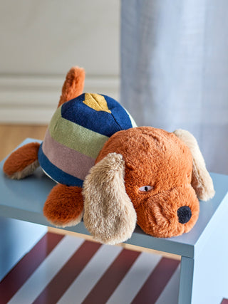 Knuffel hond en konijn Charlie van Bloomingville Mini, toegepast in een sfeervolle interieursetting