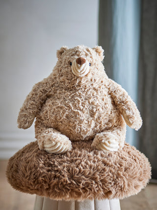 Knuffelbeer bruin polyester Olfie van Bloomingville Mini, toegepast in een sfeervolle interieursetting