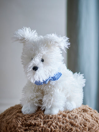 Knuffelhond wit met blauwe strik Tito van Bloomingville Mini, toegepast in een sfeervolle interieursetting