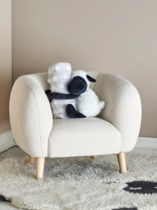 Knuffelpop met deken wit van Bloomingville Mini, in een gestileerde detailopstelling