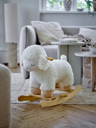 Laasrith hobbelschaap wit van Bloomingville Mini, toegepast in een sfeervolle interieursetting