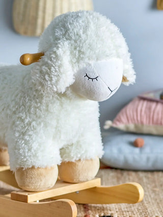 Laasrith hobbelschaap wit van Bloomingville Mini, in een gestileerde productopstelling