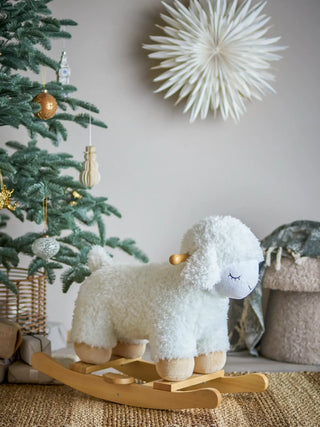 Laasrith hobbelschaap wit van Bloomingville Mini, geplaatst in een ruimtelijke woonomgeving
