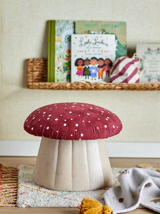 Lue poef polyester rood 37cm van Bloomingville Mini, toegepast in een sfeervolle interieursetting