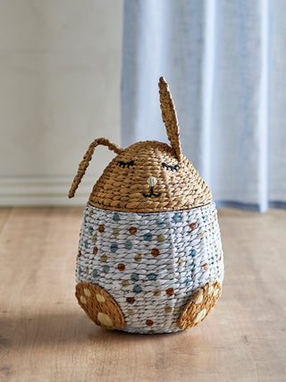 Mand met deksel konijn Villja Ø35×60 cm van Bloomingville Mini, toegepast in een sfeervolle interieursetting