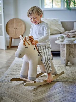 Merlen hobbelpaard polyester wit van Bloomingville Mini, toegepast in een sfeervolle interieursetting