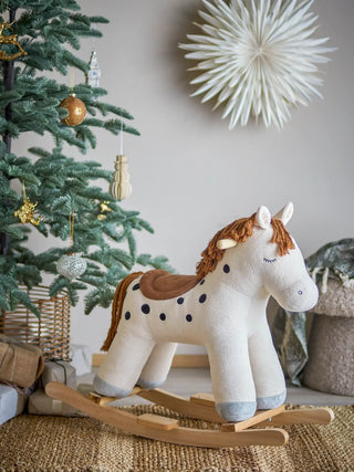 Merlen hobbelpaard polyester wit van Bloomingville Mini, in een gestileerde productopstelling