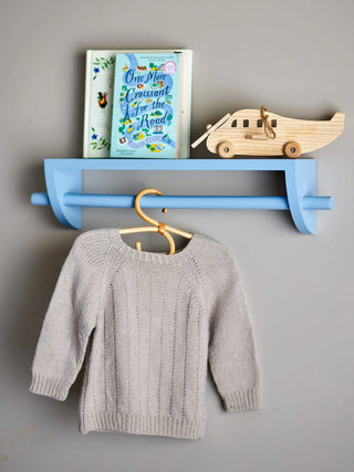 Mingus wandplank / kapstok blauw 60cm van Bloomingville Mini, toegepast in een sfeervolle interieursetting