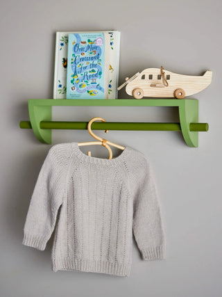 Mingus wandplank / kapstok groen 60cm van Bloomingville Mini, toegepast in een sfeervolle interieursetting
