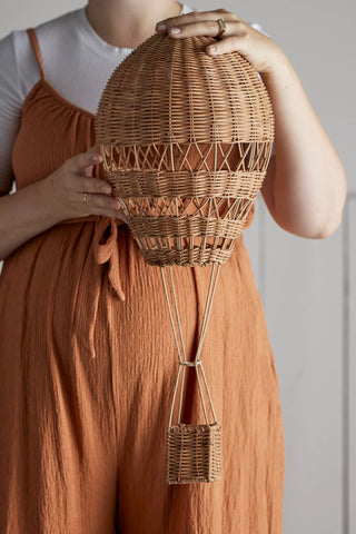 Mobiel luchtballon rotan bruin Huggi van Bloomingville Mini, toegepast in een sfeervolle interieursetting